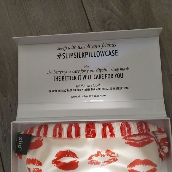 COPY - COPY - COPY - SLIPSilk Sleep Mask, Red Kisses - Picture 6 of 7